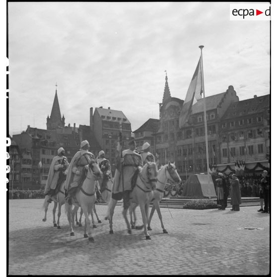 Défilé de spahis place Kleber à Strasbourg.