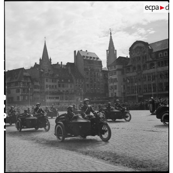 Défilé motorisé sur la place Kléber à Strasbourg.