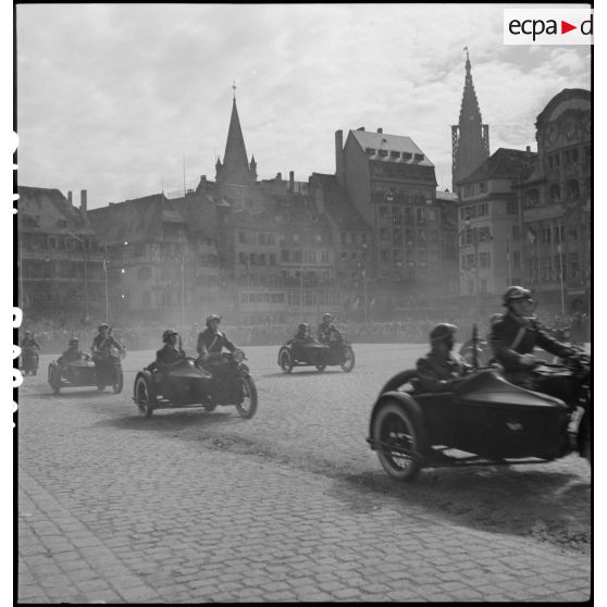 Défilé motorisé sur la place Kléber à Strasbourg.