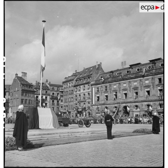 Vues du cercueil contenant les cendres du général Kleber.