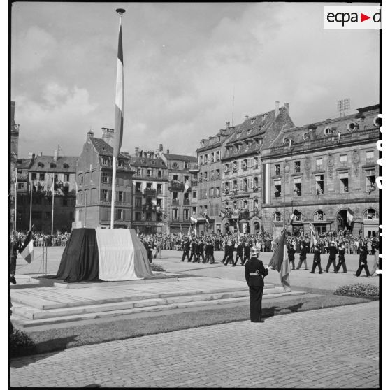 Vues du cercueil contenant les cendres du général Kleber.