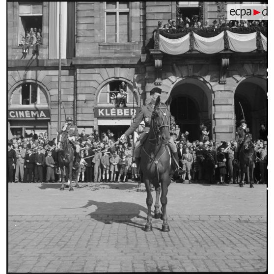 Le général Touzet du Vigier présidant la cérémonie du retour des cendres du général Kleber à Strasbourg.