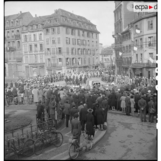 Entrée du cortège sur la place Kleber à Strasbourg.