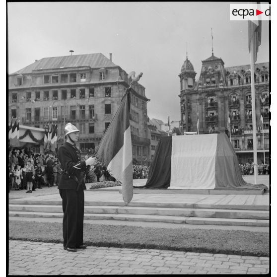 Vues du cercueil contenant les cendres du général Kleber.