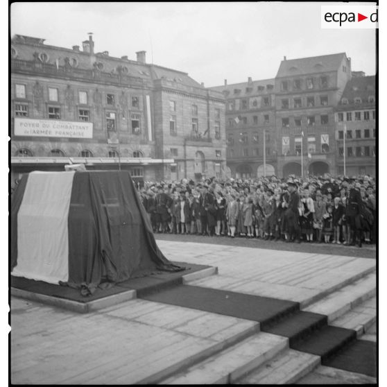 Vues du cercueil contenant les cendres du général Kleber.