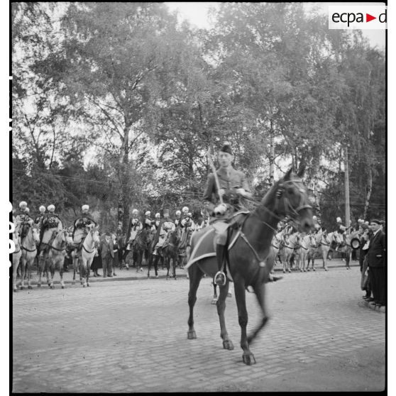Le général Touzet du Vigier présidant la cérémonie du retour des cendres du général Kleber à Strasbourg.