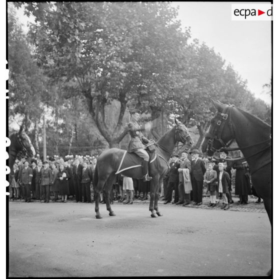 Le général Touzet du Vigier présidant la cérémonie du retour des cendres du général Kleber à Strasbourg.