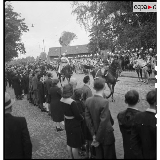 Diverses vues du cortège accompagnant le cercueil contenant les cendres du général Kleber, à destination de Strasbourg.