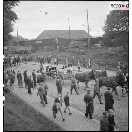Diverses vues du cortège accompagnant le cercueil contenant les cendres du général Kleber, à destination de Strasbourg.