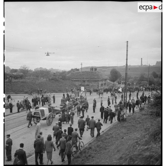 Diverses vues du cortège accompagnant le cercueil contenant les cendres du général Kleber, à destination de Strasbourg.