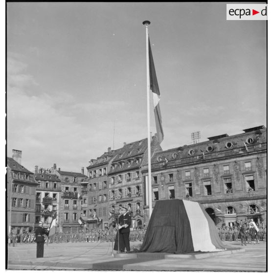 Vues du cercueil contenant les cendres du général Kleber.