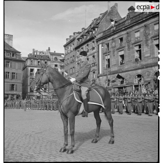 Le général Touzet du Vigier présidant la cérémonie du retour des cendres du général Kleber à Strasbourg.