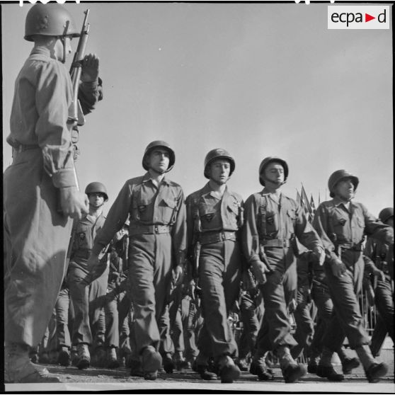 Défilé des régiments de chasseurs parachutistes.