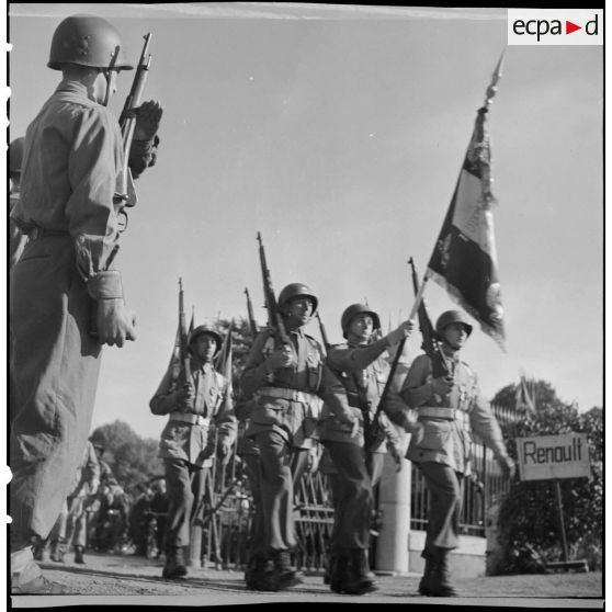 Défilé des régiments de chasseurs parachutistes.