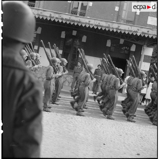 Défilé des régiments de chasseurs parachutistes.