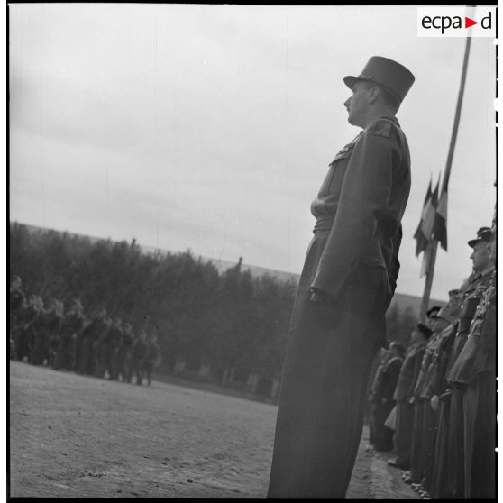 Le général Bonjour pendant le défilé.