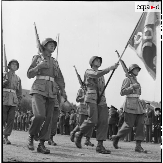 Défilé des régiments de chasseurs parachutistes.
