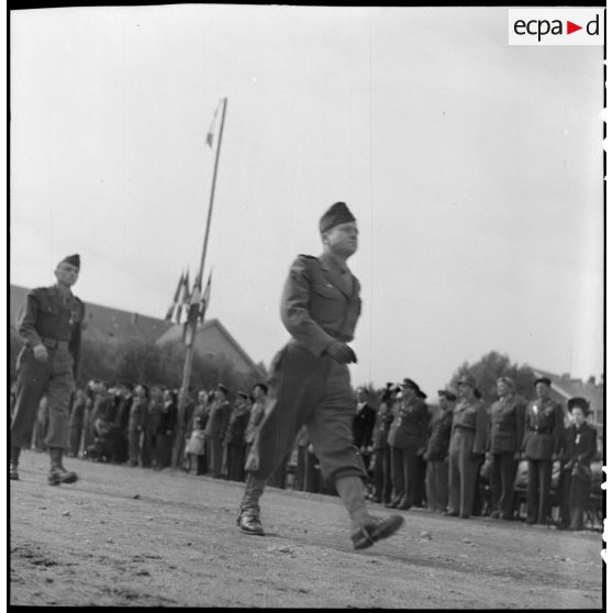 Défilé des régiments de chasseurs parachutistes.