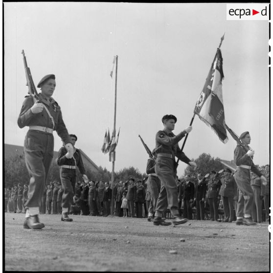 Défilé des régiments de chasseurs parachutistes.