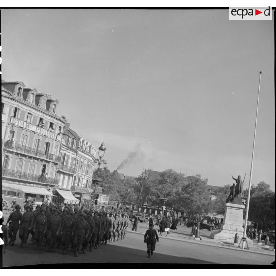 Défilé des régiments de chasseurs parachutistes.