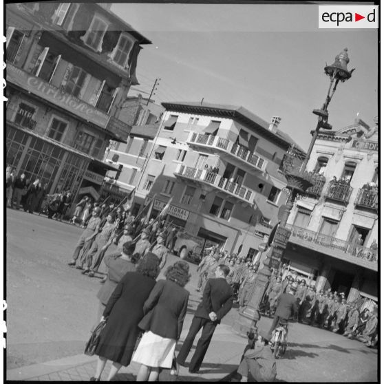 Défilé des régiments de chasseurs parachutistes.