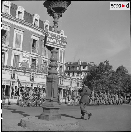 Défilé des régiments de chasseurs parachutistes.