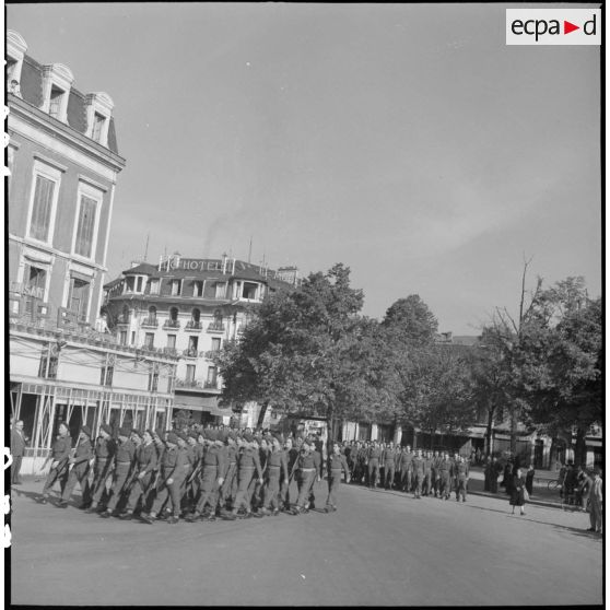 Défilé des régiments de chasseurs parachutistes.