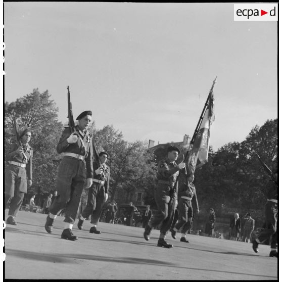 Défilé des régiments de chasseurs parachutistes.