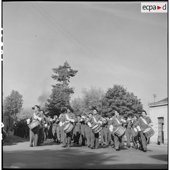 Fanfare lors de la remise de décorations aux autorités françaises des 1er, 2e et 3e RCP (Régiment de chasseurs parachutistes) qui étaient en Angleterre pendant la guerre.
