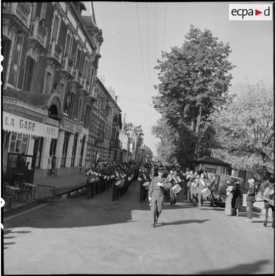 Fanfare lors de la remise de décorations aux autorités françaises des 1er, 2e et 3e RCP (Régiment de chasseurs parachutistes) qui étaient en Angleterre pendant la guerre.