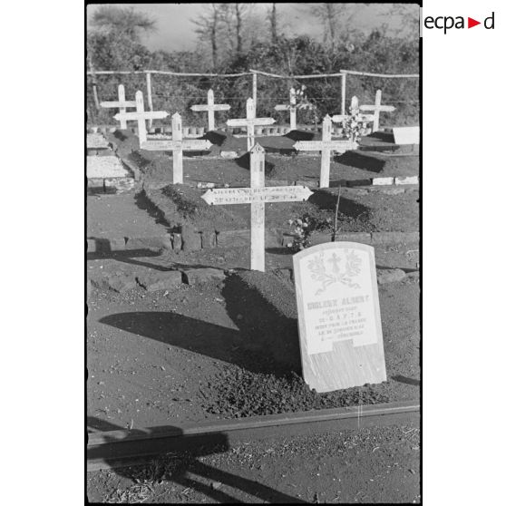 Tombes de militaires français au cimetière militaire italien de Vetrano.