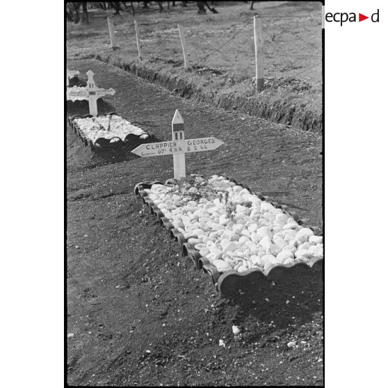 Tombes de militaires français au cimetière militaire italien de Vetrano.