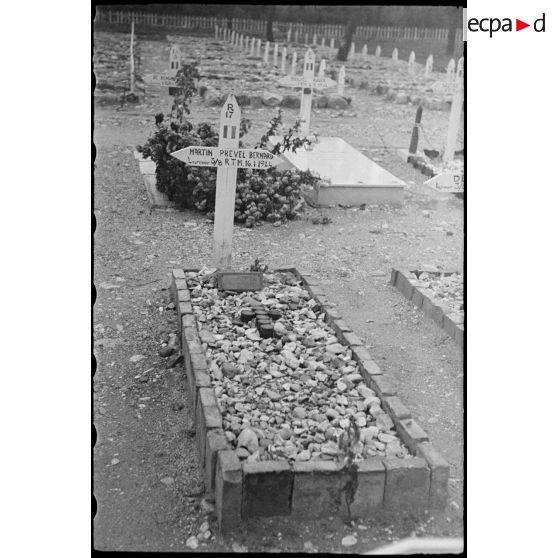 Tombes de militaires français au cimetière militaire italien de Miano à Naples.