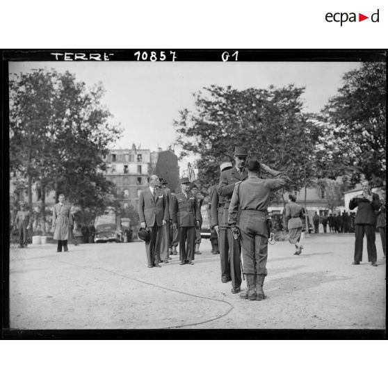 Remise de décoration à un officier du BIMP par le général De Gaulle.