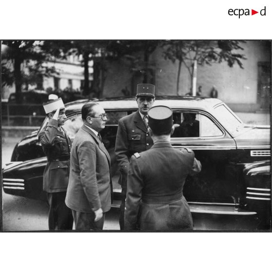 Arrivée du général De Gaulle à la caserne de la Tour-Maubourg.