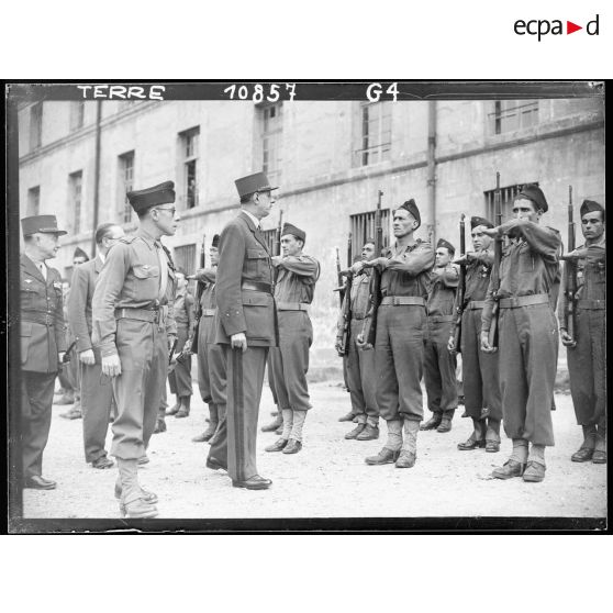 Revue des troupes du BIMP par le général De Gaulle à la caserne de la Tour-Maubourg.
