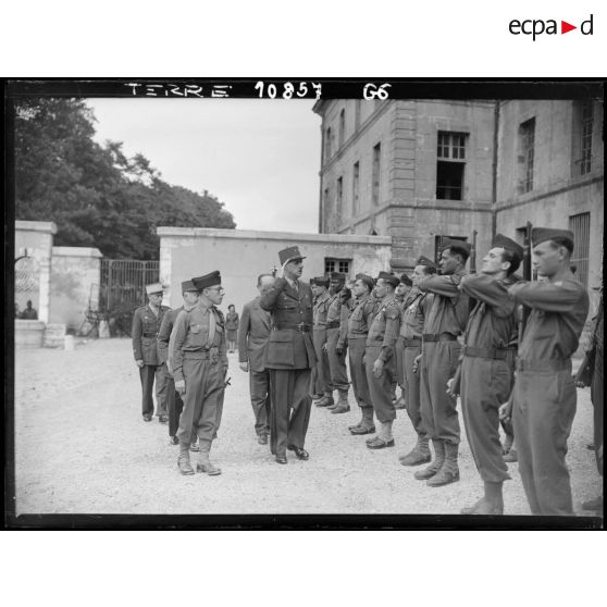 Revue des troupes du BIMP par le général De Gaulle à la caserne de la Tour-Maubourg.