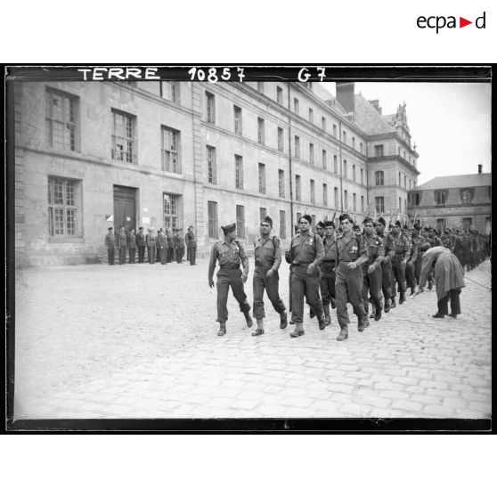 Défilé du BIMP à la caserne de la Tour-Maubourg.