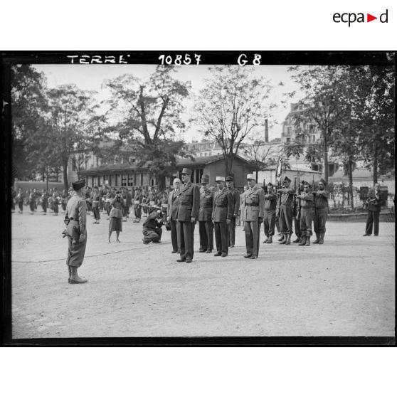 Présentation des troupes au général De Gaulle pendant la cérémonie en l'honneur au BIMP.