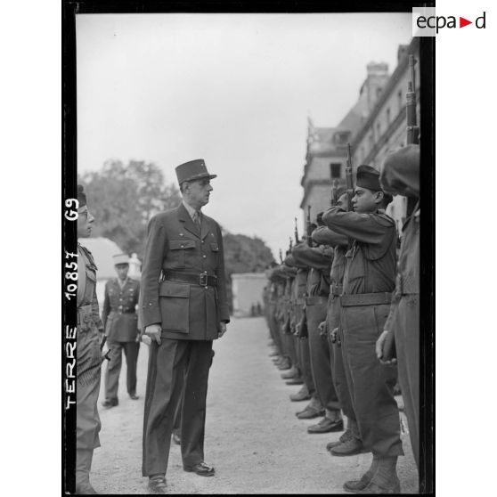 Revue des troupes du BIMP par le général De Gaulle à la caserne de la Tour-Maubourg.