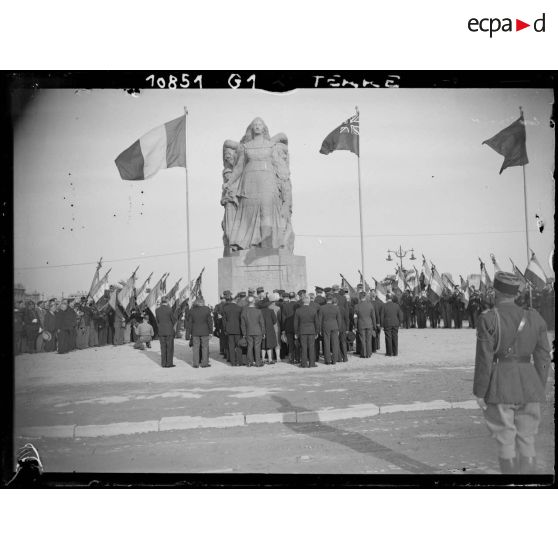 Le général Legentilhomme et les officiers présents à l'anniversaire de la libération du Havre.