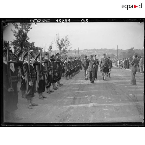 Revue des troupes par le général Legentilhomme lors de l'anniversaire de la libération du Havre.