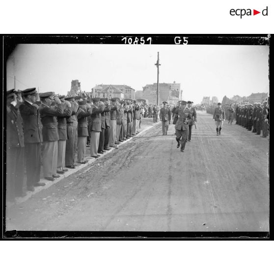 Revue des troupes par le général Legentilhomme lors de l'anniversaire de la libération du Havre.