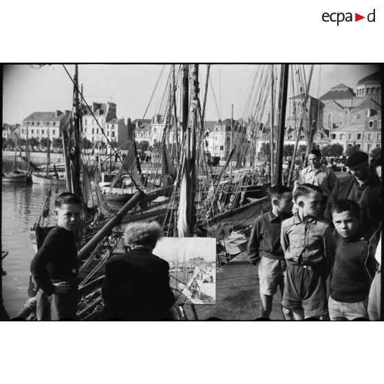 Peintre sur le port de Concarneau.