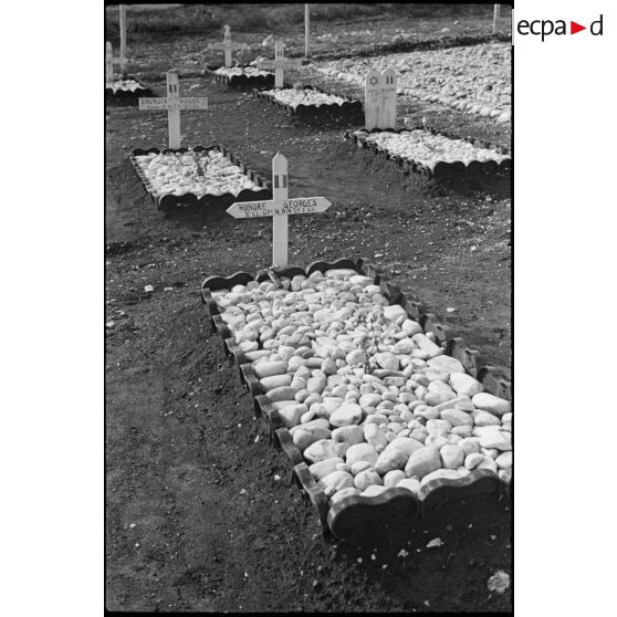 Tombes de militaires français au cimetière militaire italien de Venafro.