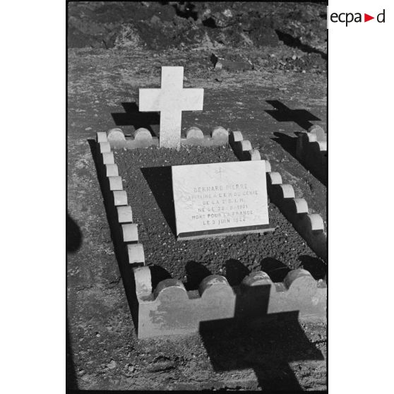 Tombes de militaires français au cimetière militaire italien de Miano à Naples.