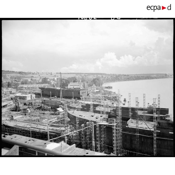 Vue d'ensemble d'un chantier de construction navale de Seine-Maritime.