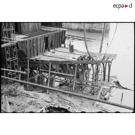 Construction d'un petit cargo.