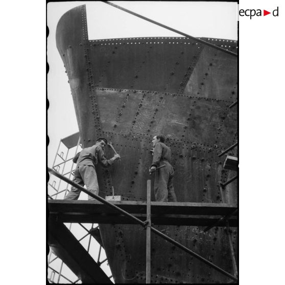 Rivetage de la coque d'un cargo.