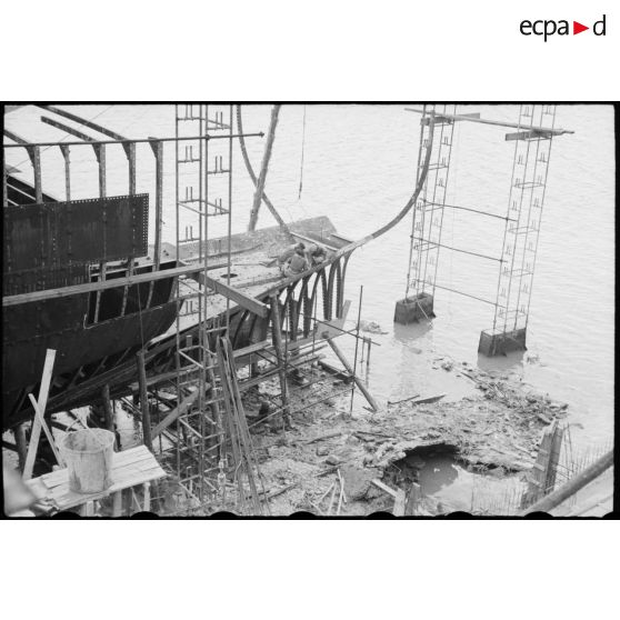 Construction d'un petit cargo.